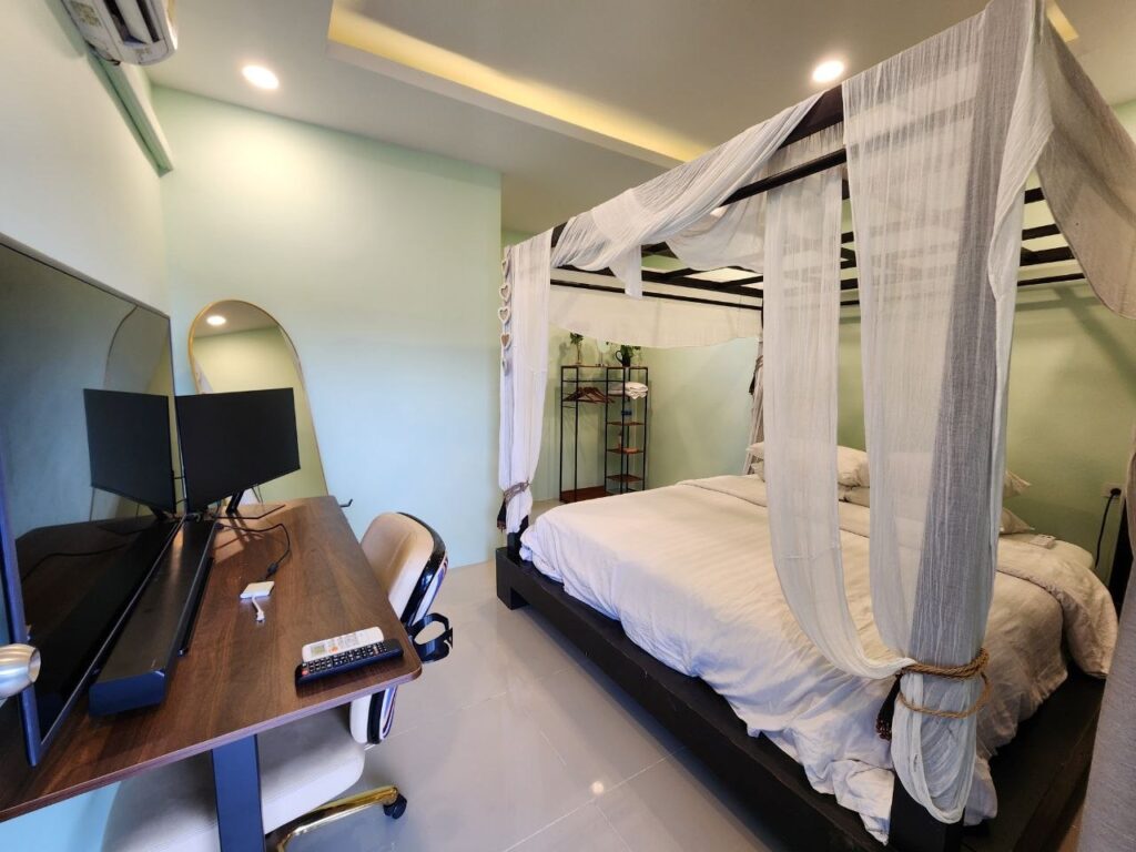 Phuket Patong CoWorking Work Stay Guestroom Business wifi and desk