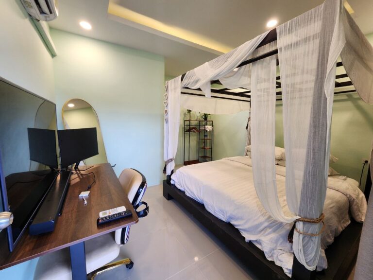 Phuket Patong CoWorking Work Stay Guestroom Business wifi and desk