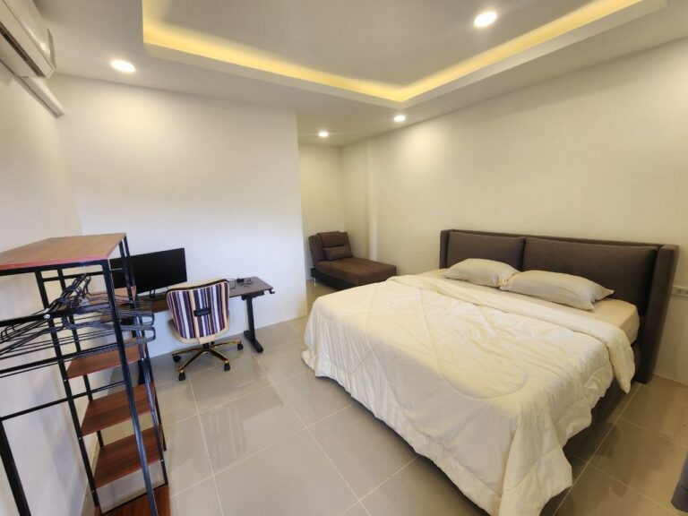 Phuket Patong CoWorking Work Stay Guestroom Business internet wifi and desk