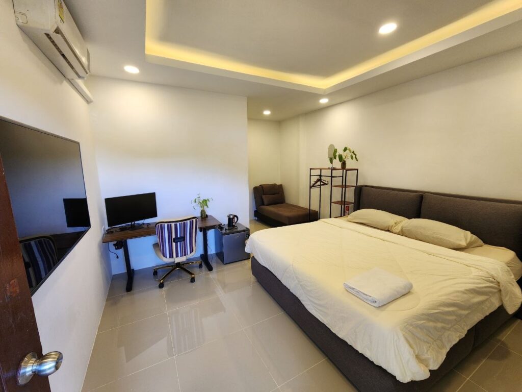 Phuket Patong CoWorking Work Stay Guestroom Business internet wifi and desk