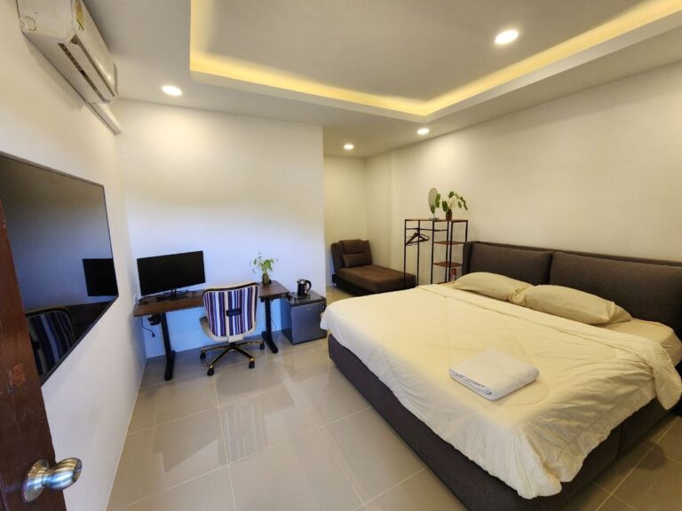 Phuket Patong CoWorking Work Stay Guestroom Business internet wifi and desk
